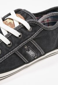 Mustang Trainers - black