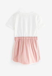 Kurzes Kleid mit kurzen Ärmeln, einem weißen Oberteil und einer rosa, gerafften Taille, das einen fließenden Rock und weiße Kantendetails aufweist. Insgesamt glatte Textur.