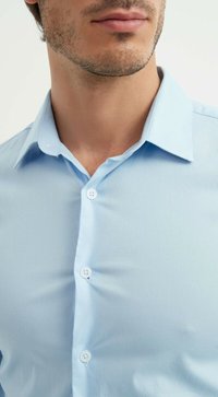 Chemise boutonnée bleu clair en tissu lisse, dotée d'un col classique et de boutons blancs standard sur la patte de boutonnage.