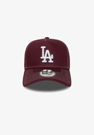 Gorra de béisbol color marrón con el logo "LA" bordado en blanco. Presenta una forma estructurada, costuras en contraste y una correa trasera ajustable.
