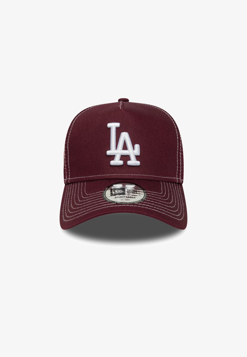 Bordeaux baseball cap med hvid broderet "LA" logo. Har en struktureret form, kontrasterende syning og en justerbar rygrem.