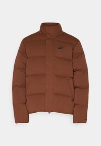 Giacca a vento marrone con colletto alto, dotata di chiusura a zip, design a righe orizzontali e logo Nike nero sul petto.