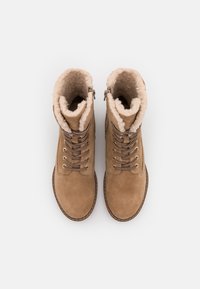 Botas de senderismo de ante marrón con forro de piel sintética, diseño de cordones, ojales de metal y suela de goma. Cremalleras dobles en los laterales para una fácil colocación.