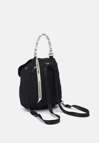 Zwarte rugzak met een geribbelde textuur en een ronde vorm, voorzien van een handvat bovenaan en verstelbare riemen. Geaccentueerd met een bedrukte riem met de tekst "LIFE IS AWESOME".