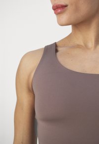 Girlfriend Collective BIANCA TANK ONE SHOULDER - Top - porcini