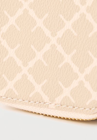 Δερμάτινο με υφή σε μπεζ χρώμα, με ανάγλυφο διαμάντι μοτίβο, που διαθέτει ραμμένα άκρα για ανθεκτικότητα και λεπτομέρεια.