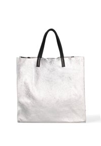Borsa tote metallica argento con una forma rettangolare piatta. Presenta manici neri e cuciture bianche lungo le cuciture. Texture liscia.