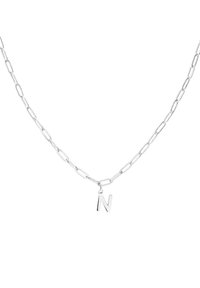 Zilveren ketting met verlengde schakels en een hangende hoofdletter "N" hanger. Vette textuur en gepolijste afwerking.
