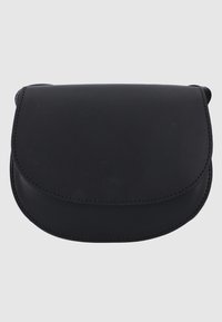 Borsa a tracolla in pelle nera con patta curva, cuciture precise e texture liscia. Design compatto adatto agli elementi essenziali.