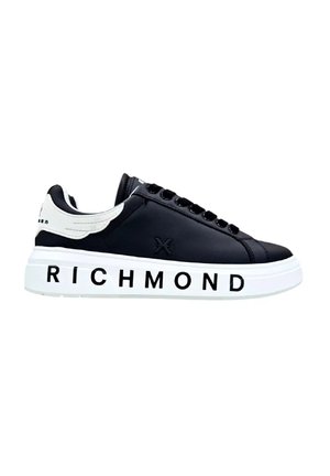 Sneaker nera low-top con suola spessa bianca con la scritta "RICHMOND" e dettaglio bianco sul tallone, design con lacci e logo in rilievo sul lato.