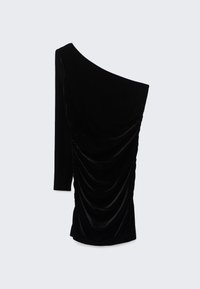 Robe en velours noir avec une manche longue, encolure asymétrique et texture froncée sur le côté pour plus de dimension.