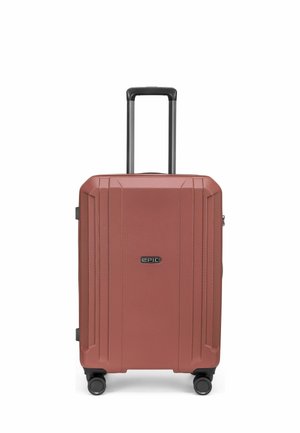 Maleta marrón de carcasa dura con asa negra extensible y cuatro ruedas giratorias negras vista frontal.