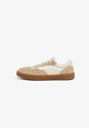Sneaker em camurça bege e lona com detalhes brancos, ponta redonda e sola de borracha colorida. Apresenta um design com atacadores e colarinho almofadado.