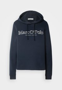 Sweat à capuche bleu marine avec texte blanc devant « Marc O'Polo » et texte plus petit en dessous, avec cordons de serrage et manches longues.