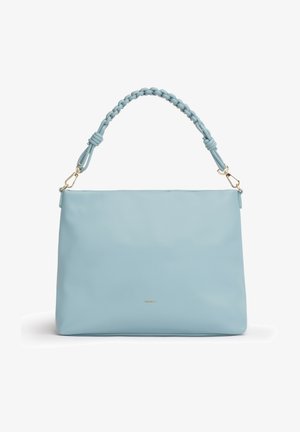 Hellblaue Lederhandtasche mit geflochtenem Griff und goldenen Verschlüssen, rechteckige Form, minimalistisches Design, kleines goldenes Logo in der Mitte vorne.