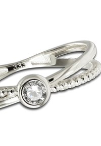 Bague en argent ornée d'une pierre centrale ronde transparente, avec un design élégant torsadé et un anneau détaillé agrémenté de petits perles le long du bord.