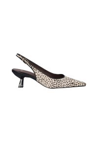 Zapato de punta con talón tipo slingback en print de leopardo negro y beige, tacón de kitten negro de altura media y correa con hebilla dorada.