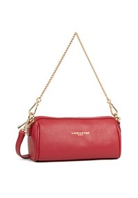 Borsa a tracolla rossa in pelle con finitura testurizzata, dotata di una tracolla in catena dorata e un logo dorato sulla parte anteriore. Forma rettangolare compatta.