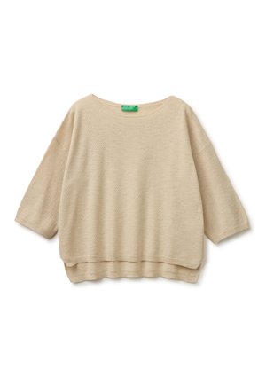 Beige, loszittende gebreide trui met driekwart mouwen en een ronde hals, plat liggend op een witte achtergrond.