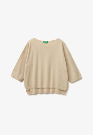 Beige, loszittende gebreide trui met driekwart mouwen en een ronde hals, plat liggend op een witte achtergrond.