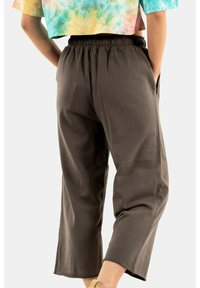 Ellesse SGM14012 - Pantalon classique - marron