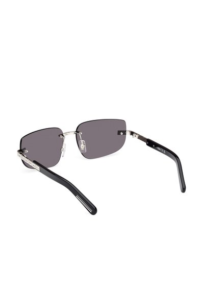 Occhiali da sole rettangolari neri con lenti scure, particolari in metallo argentato e aste nere eleganti. Presentano un motivo testurizzato sull'asta.