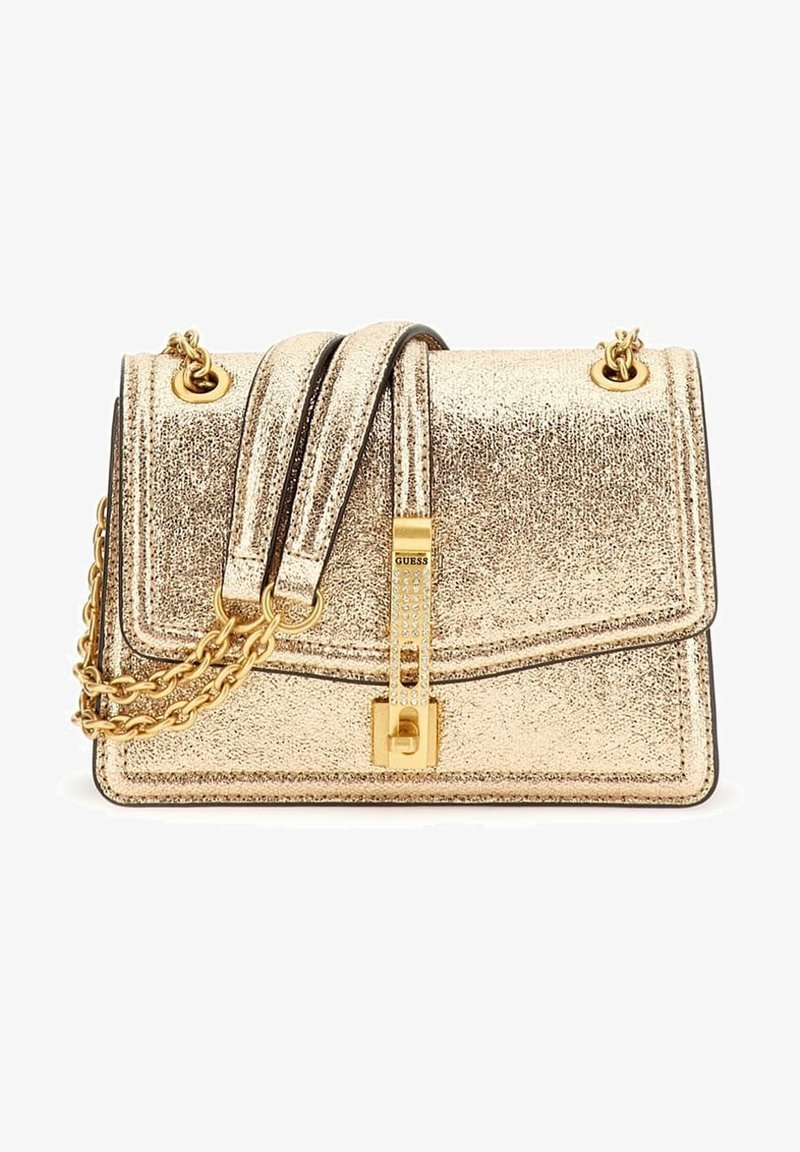 Sac à main en cuir texturé doré métallisé avec bandoulière chaîne dorée et fermoir doré orné de petits cristaux et du nom de la marque Guess.