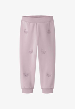 Vaaleanpunaiset lasten collegehousut, joissa on resorivyötärö ja -nilkkurit, koristeltu teksturoiduilla perhoslaatoilla etujaloissa.