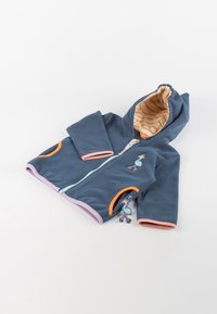 Dunkelblaue Fleecejacke mit orangefarbenen Akzenten, durchgehendem Reißverschluss und Kapuze, mit gestreiftem Innenfutter und einer Vogelstickerei auf der Vorderseite.