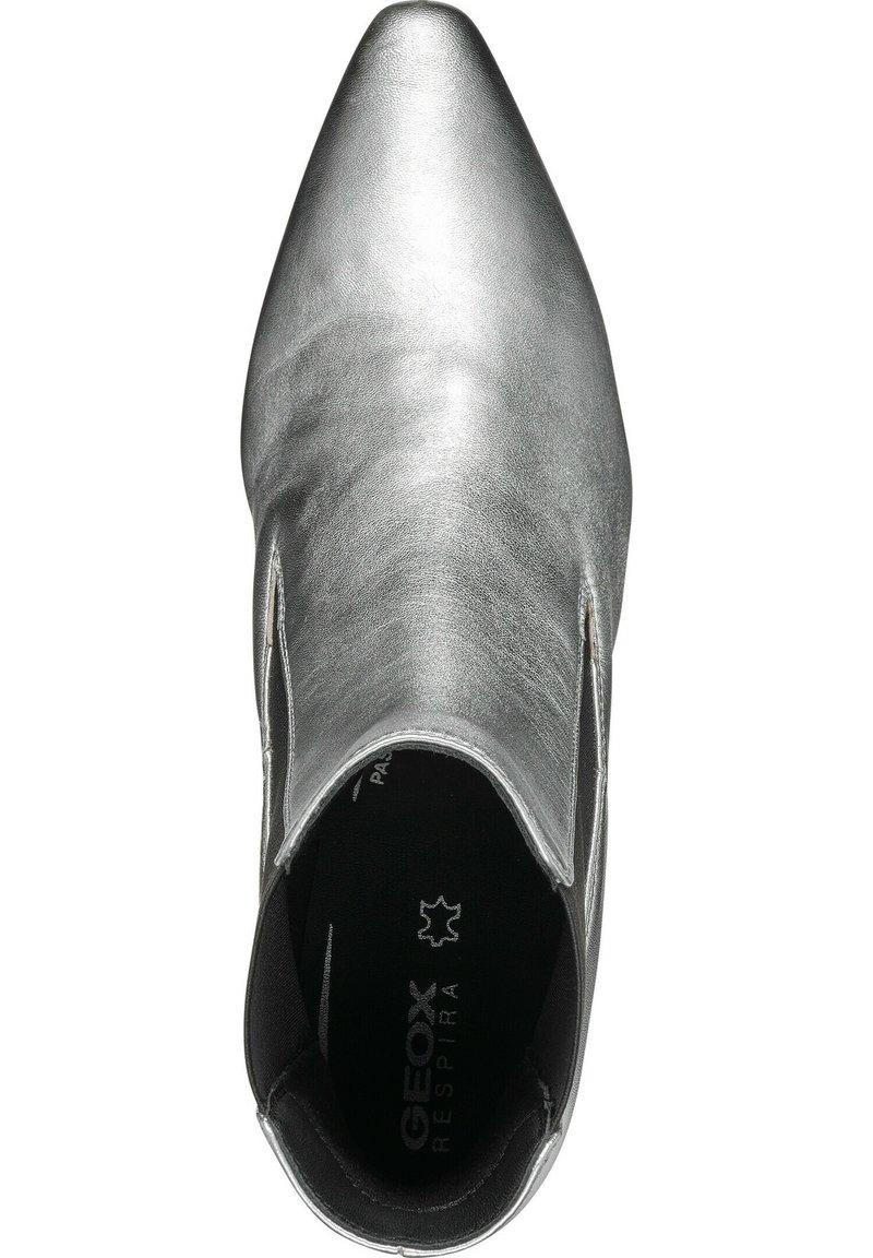 Silberner knöchelhoher Stiefel mit spitzem Zehendesign, glatter Ledertextur und einem niedrigen Ausschnitt. Besitzt eine schwarze Innensohle mit Branding.