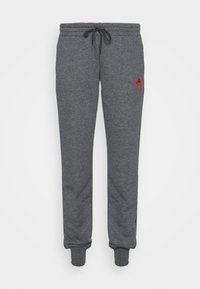 Grå sweatpants med snøre i taljen, omlagte ankler og en rød logo på venstre ben. Fremstillet af blødt, tekstureret stof. Elastisk taljebånd.