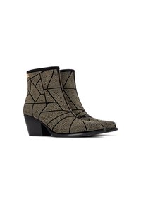 Botas negras hasta el tobillo con un patrón geométrico de tachuelas doradas, con punta afilada y un tacón cuadrado moderado.