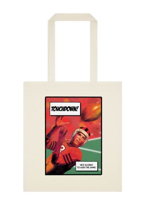 Joueur de football en maillot rouge attrapant le ballon avec le texte « TOUCHDOWN ! Il a marqué pour gagner le match ! » sur un tote bag crème.
