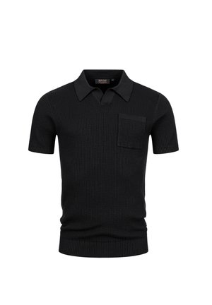 Polo shirt noir à manches courtes avec une texture côtelée, présentant un col classique et une poche sur la poitrine. La coupe est ajustée et épurée.