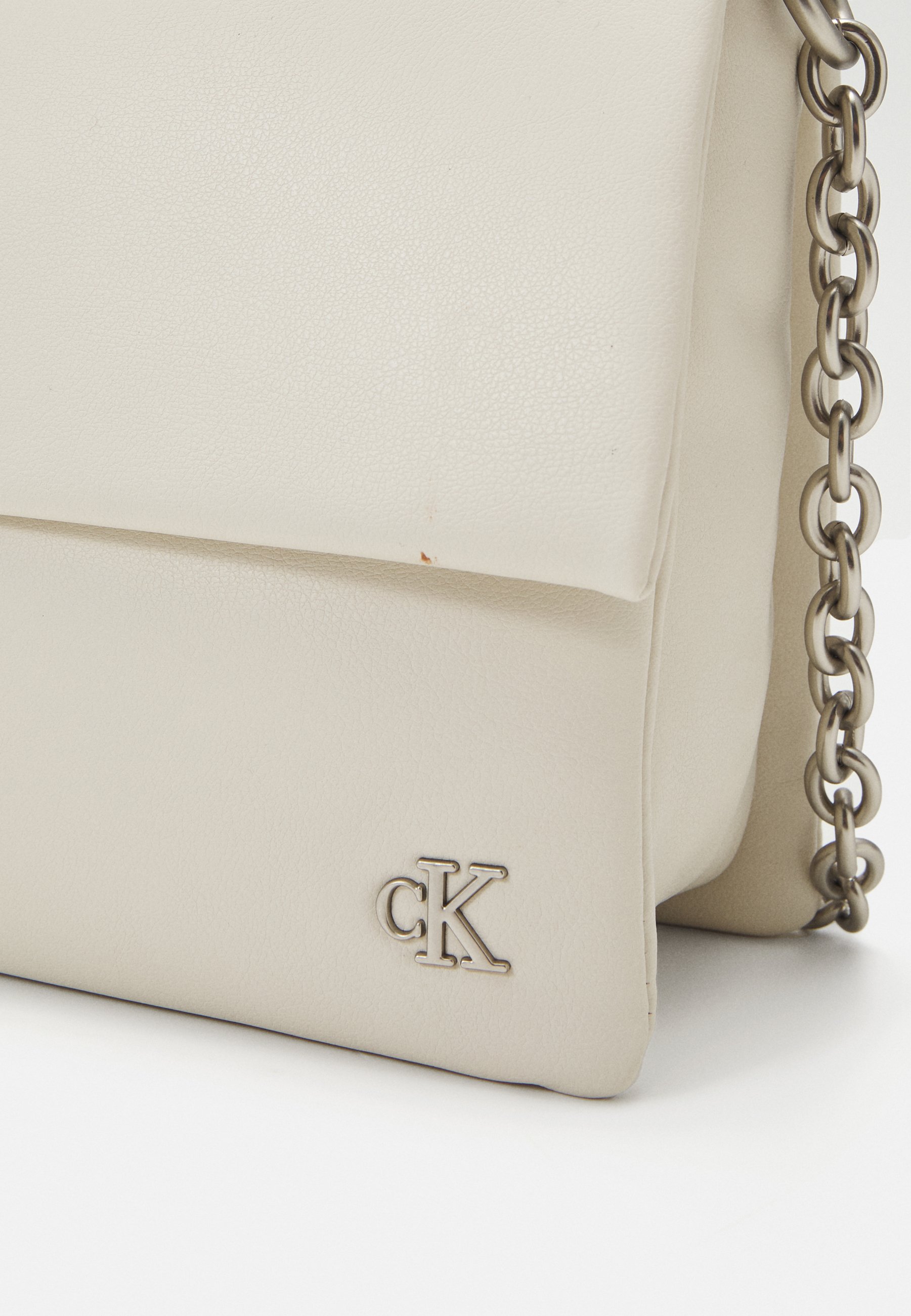 Calvin Klein Jeans MICRO MONO CHAIN FLAP - Cross body bag