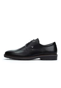 Scarpa da uomo in pelle nera con lacci, tacco leggermente sollevato e piccolo logo argentato sul lato, mostrata di profilo su sfondo bianco.