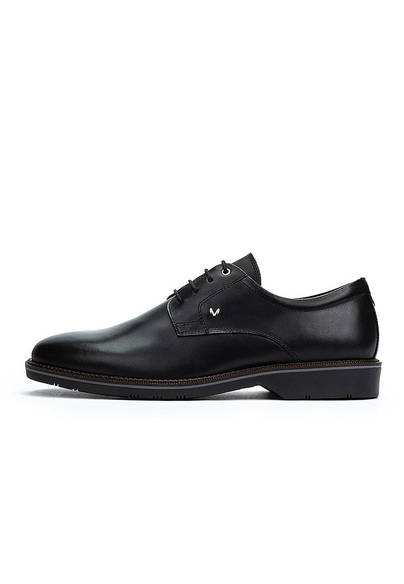 Scarpa da uomo in pelle nera con lacci, tacco leggermente sollevato e piccolo logo argentato sul lato, mostrata di profilo su sfondo bianco.
