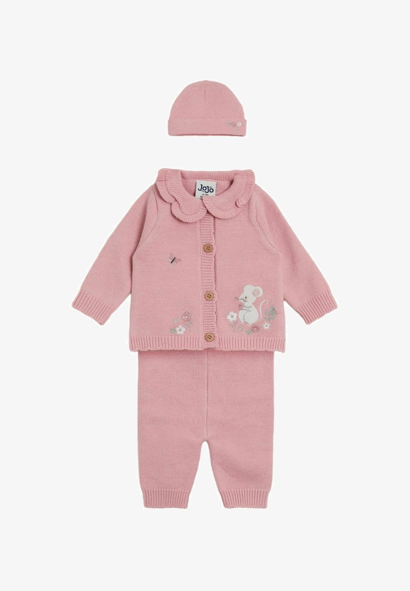 Ružový pletený detský oblek s dlhými rukávmi, okrúhlym golierom, predným zapínaním na gombíky a výšivkou myšky. Súčasťou je aj zodpovedajúca čiapka s kvetinovými akcentmi.