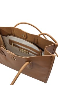 Borsa a tracolla in pelle marrone chiaro con manici superiori doppi, esterno liscio e tasca interna con zip foderata in tessuto beige.