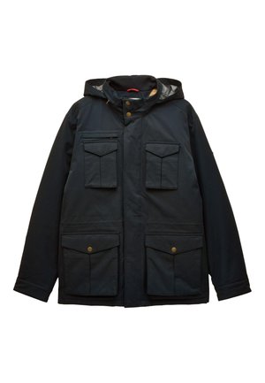 Chaqueta azul marino con capucha, cuatro bolsillos delanteros con solapa, dos con cierre de botón y uno con cremallera en el pecho, mangas largas y botones de presión delanteros.