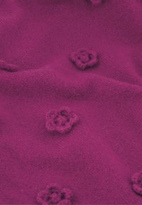 Fuchsia textiel met reliëf bloemenmotieven. Zacht, gebreid materiaal met een gladde afwerking en ingewikkelde details.