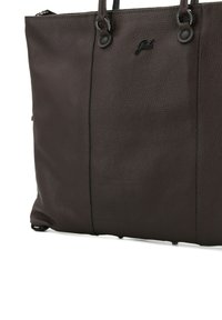 Borsa tote in pelle marrone scuro con finitura testurizzata, due manici e dettaglio logo nero. Presenta una cerniera superiore per una chiusura sicura.