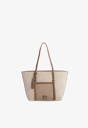 Bolsa tote beige con asas de cuero marrón claro, correas ajustables, bolsillo frontal de malla y una pequeña etiqueta colgando de una de las asas.
