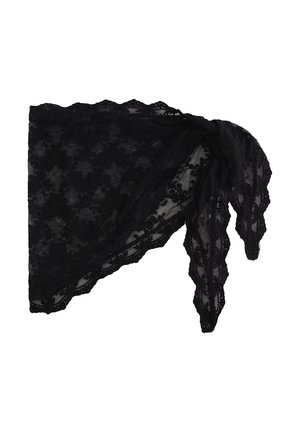 Foulard triangulaire en dentelle noire avec motifs floraux, plié et noué lâchement à un coin sur fond blanc.