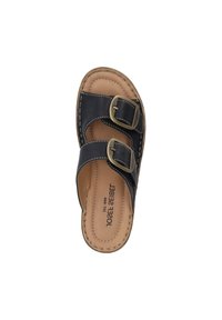 Sort lædersandal i slide-stil med to justerbare spænder, beige indersål og kontrasterende syninger langs kanten. Let og flad design.