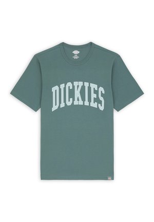 Groene katoenen T-shirt met korte mouwen, ronde hals en het "DICKIES"-logo in lichtblauw dat over de borst boogt. Glad oppervlak, casual ontwerp.