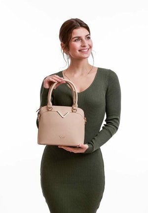 Beige kabelka s kulatými uchy, V-řezaným akcentem a hladkou koženou texturou. Design zahrnuje zlatě tónové kování a strukturovaný tvar.