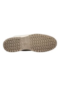 Suela de zapatilla de goma con un patrón texturizado, que presenta tacos triangulares y rectangulares para tracción, en un color beige claro.