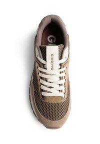 Sneaker sportivo con tomaia in mesh marrone e dettagli in suede, lacci bianchi e etichetta con marchio. Punta arrotondata e suola imbottita per il massimo comfort.