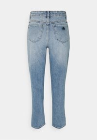 Vaaleansiniset farkut, suora leikkaus, lyhyt malli ja viisi taskua. Takapussissa on pieni musta kolmio-logo.